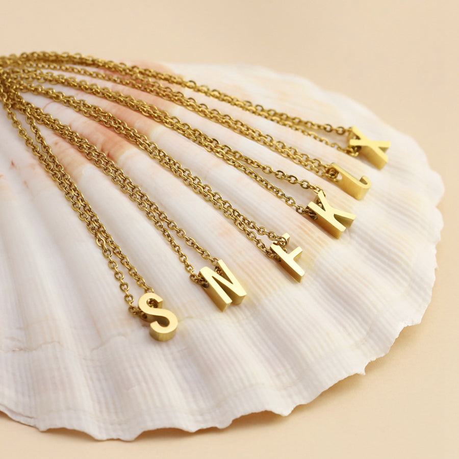 Initiale Pendant Gold side view necklaces