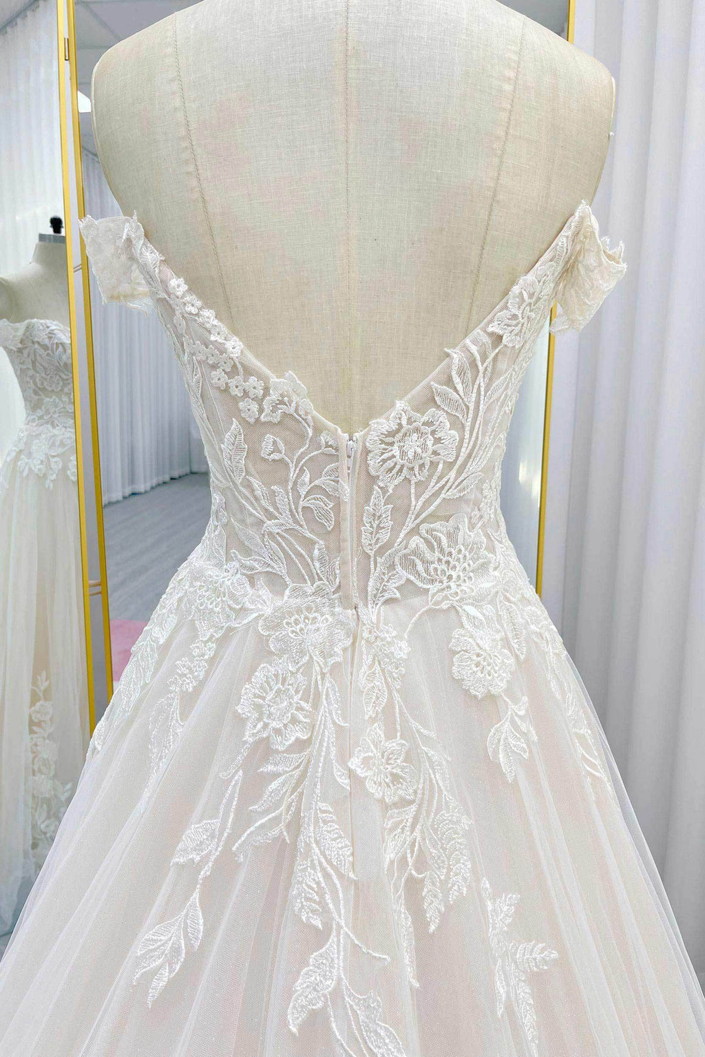 Elegant A Line Chapel Train Lace Tulle Wedding Dress Wedding Dress