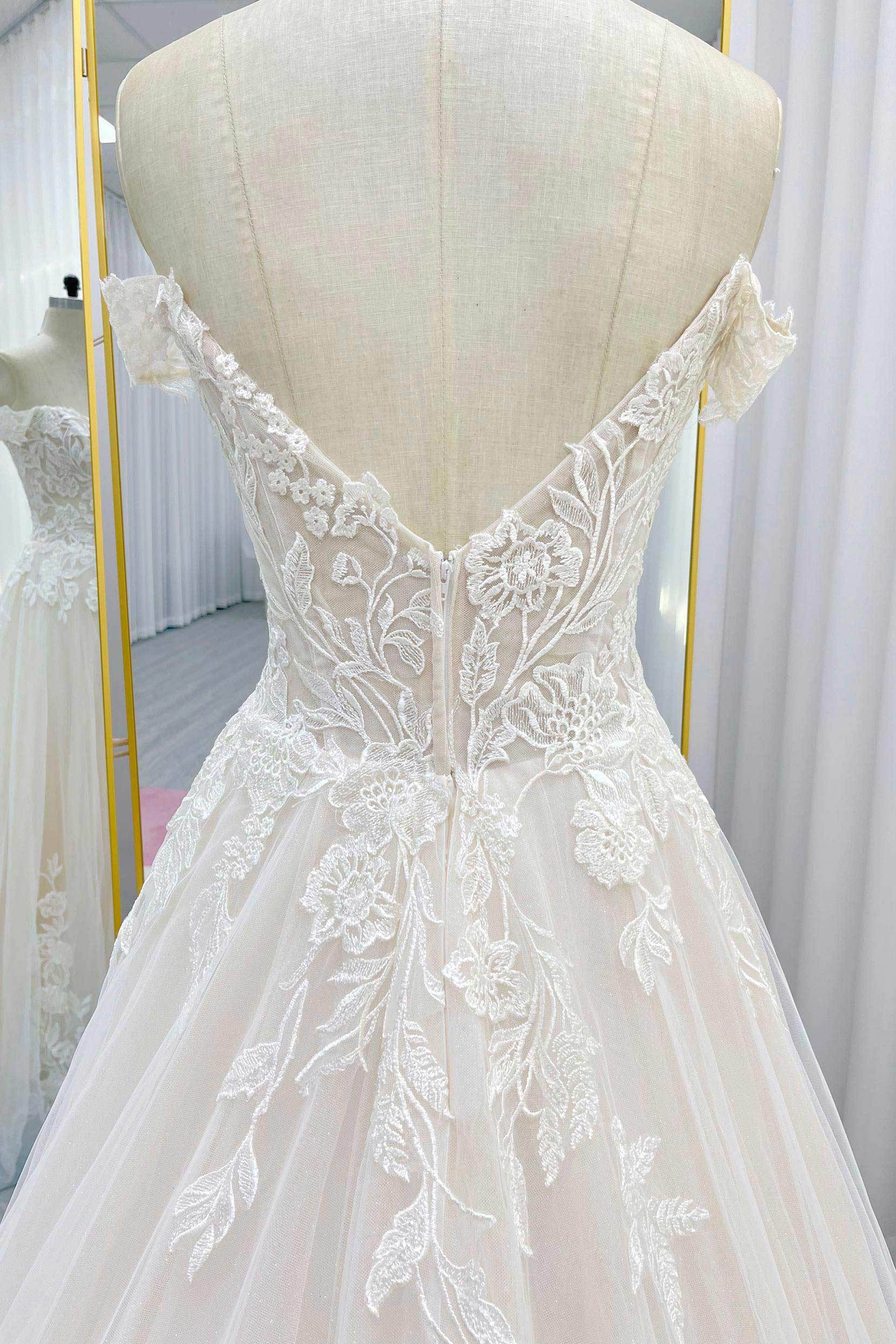 Elegant A Line Chapel Train Lace Tulle Wedding Dress Wedding Dress