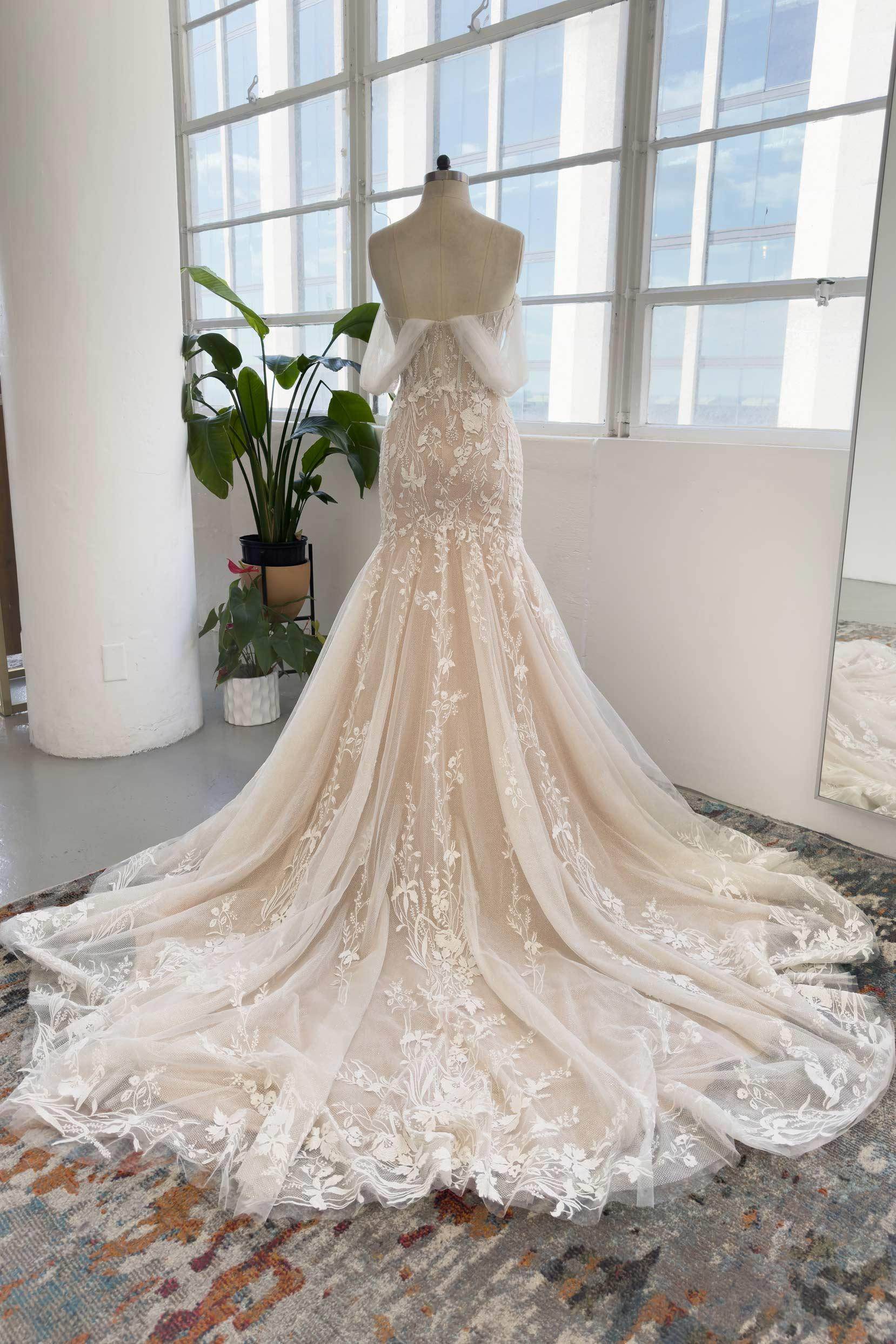 Elegant Trumpet Mermaid Court Train Lace Tulle Wedding Dress Wedding Dress
